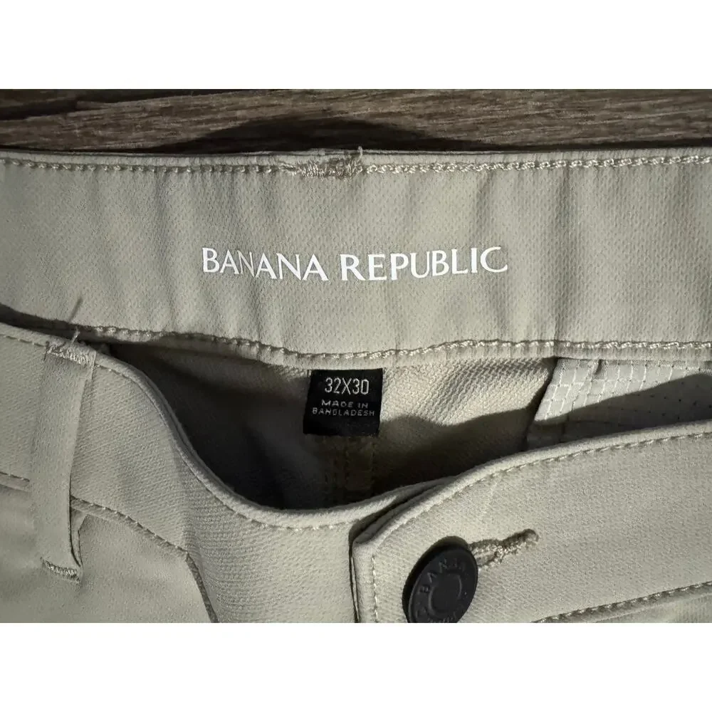 Banana Republic Men's Light Beige Chino Pants